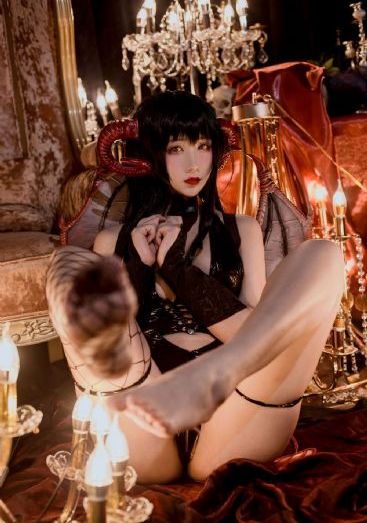 女人脱了内裤趴开腿让男躁动态图