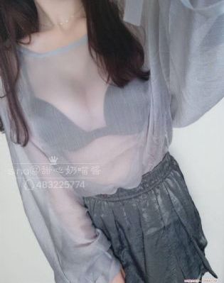 女人裸露双乳给男人喂奶文